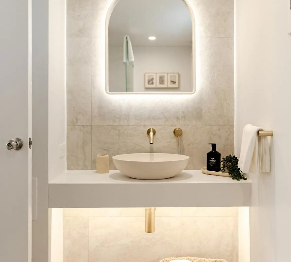 Noosa Palm Beach Retreat - Stylish Coastal Suite Noosaville Apartment