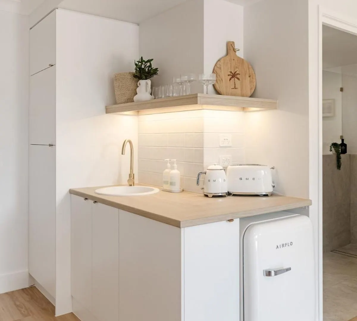 Noosa Palm Beach Retreat - Stylish Coastal Suite Noosaville 0*,